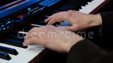 弹钢琴。 用手慢慢地弹钢琴. 弹钢琴的手指。 看一位爵士钢琴家`手